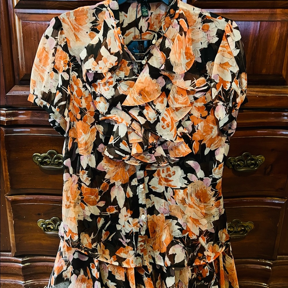 Ladies 2 piece skirt set.